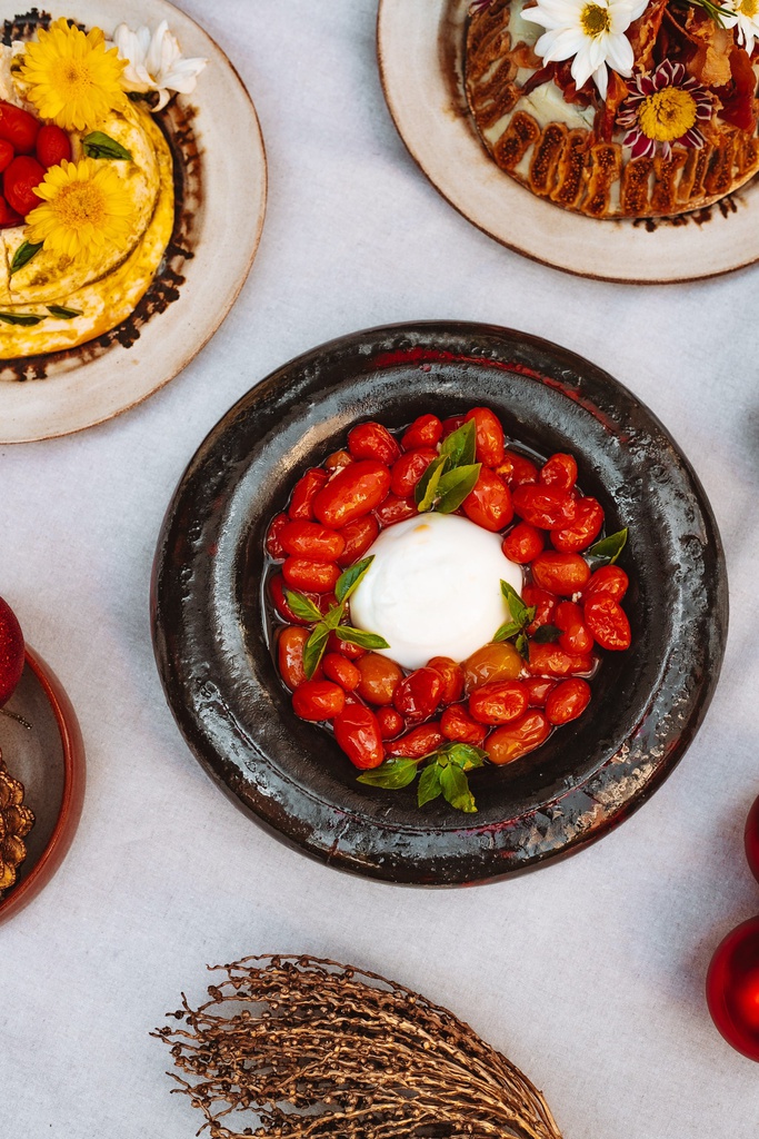 BURRATA COM TOMATE CONFIT E MANJERICÃO