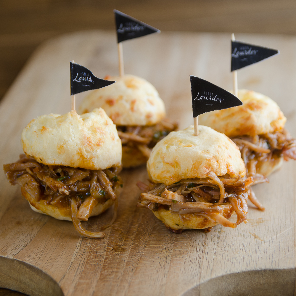 MINI SANDUÍCHE DE PÃO DE QUEIJO COM PERNIL