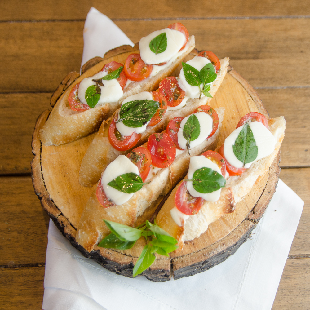 BRUSCHETTA CAPRESE - BANDEJA