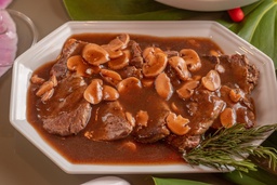 [53357] ESCALOPE DE FILÉ AO MOLHO MADEIRA DE CHAMPIGNONS