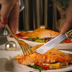 [56376] SALMÃO AO MOLHO MEDITERRÂNEO